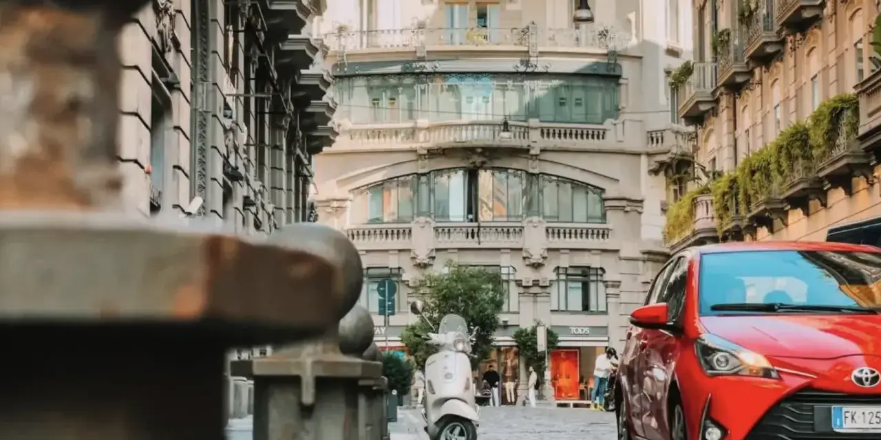 Deposito bagagli Via Toledo Napoli: prezzi, orari e sicurezza