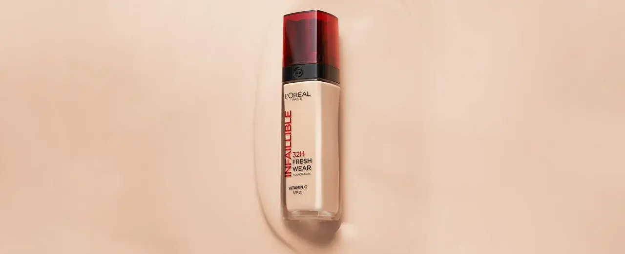 Flacon de fond de teint L'Oréal Infaillible 32H Fresh Wear, pour un maquillage bonne mine éclatant et longue tenue.