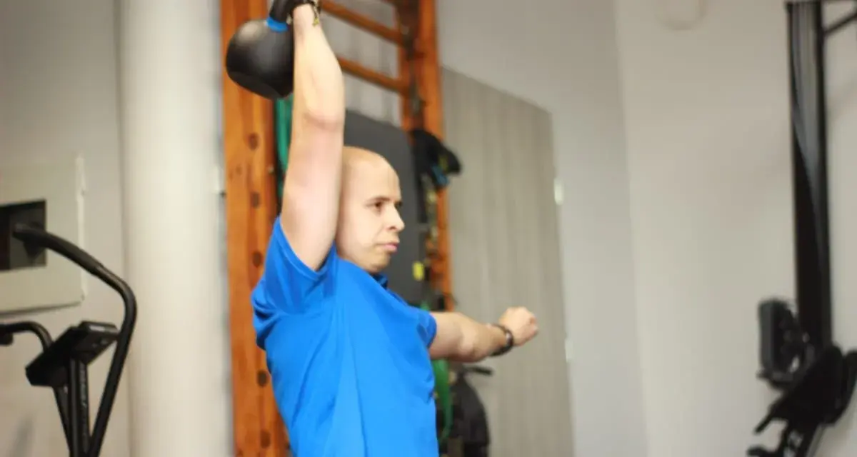 Ćwiczenia z kettlebell nad głową, kluczowe dla rehabilitacji barku.
