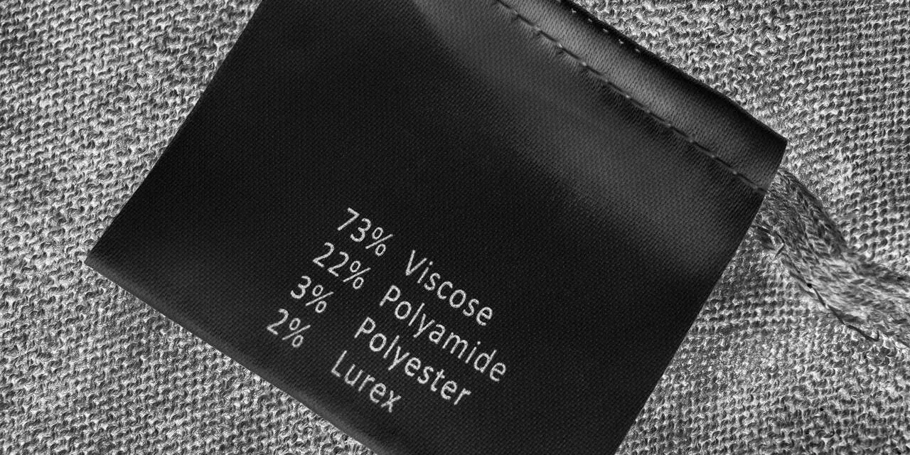 Czarna metka z opisem składu materiału: 73% wiskoza, 22% poliamid, 3% poliester, 2% lurex.
