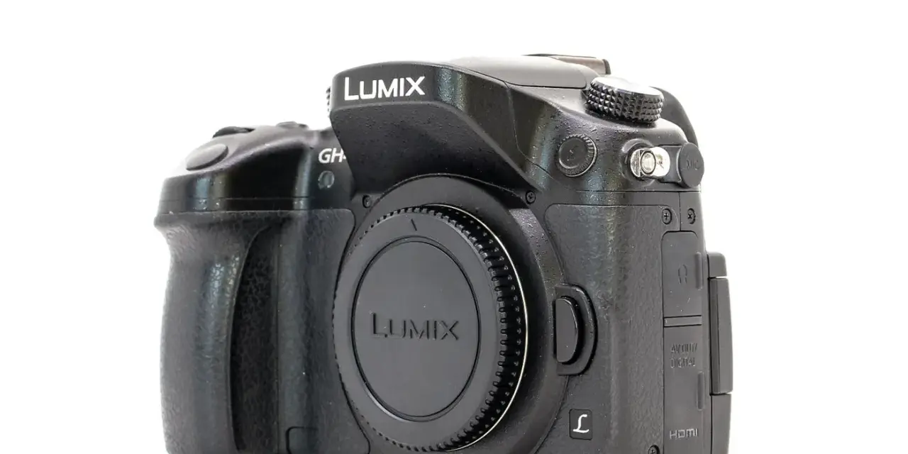 Czarny aparat Panasonic Lumix GH4 z obiektywem Lumix.