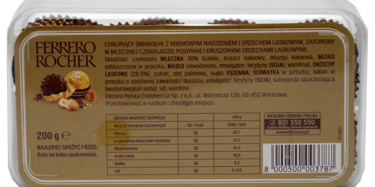 Opakowanie Ferrero Rocher z informacją o wartościach odżywczych. 100g zawiera 2506/603 kcal.