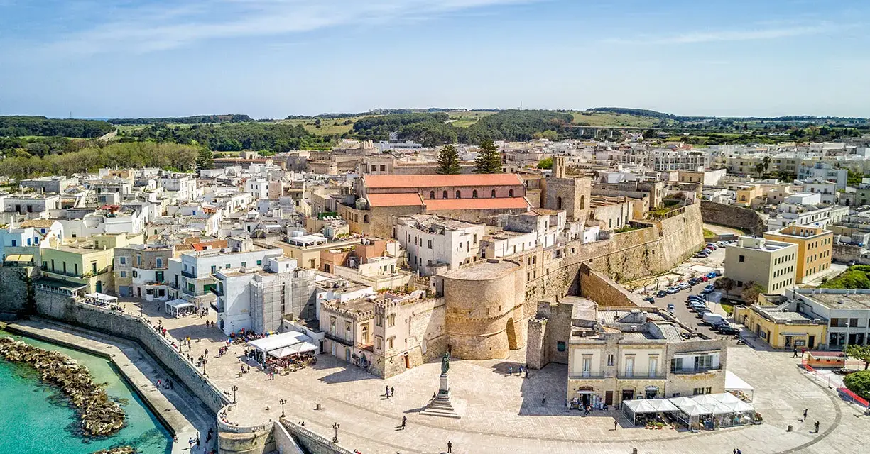 Vista aerea di Otranto, con il castello, la cattedrale e il mare turchese. Un'ottima idea per cosa vedere a Otranto in un giorno.