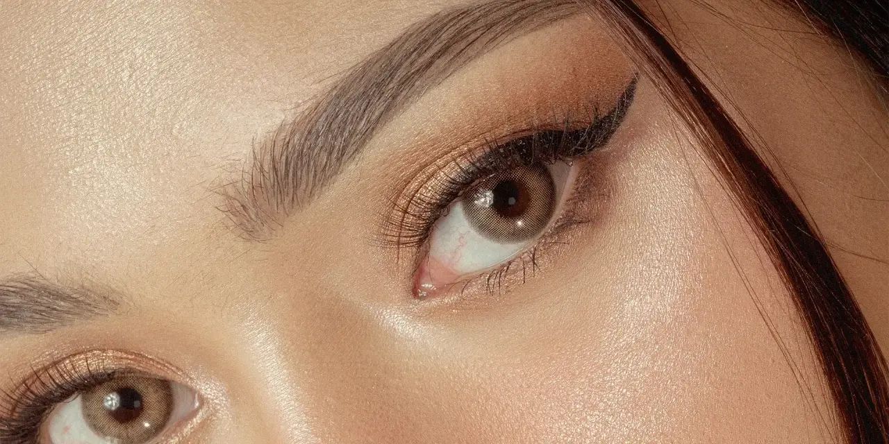 Un œil maquillé avec un trait d'eye-liner précis. Mon crayon pour les yeux ne marque pas, mais ce regard est intense.