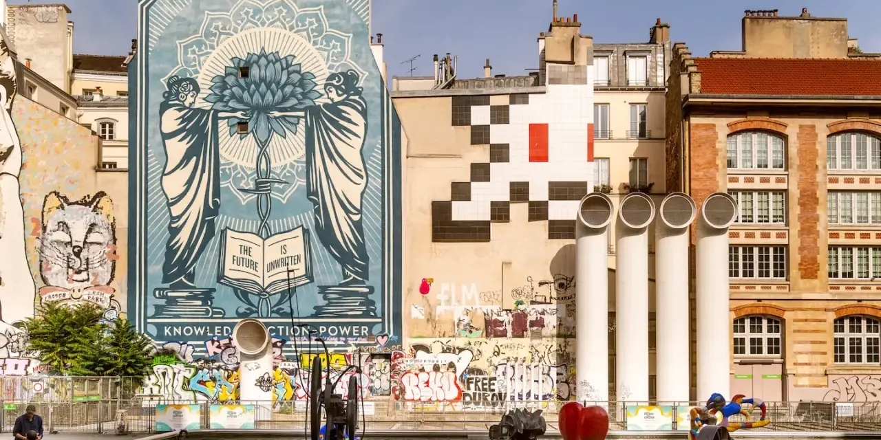 Un Space Invader pixelisé veille sur Paris, aux côtés d'une fresque monumentale et d'un cœur rouge dans un bassin.