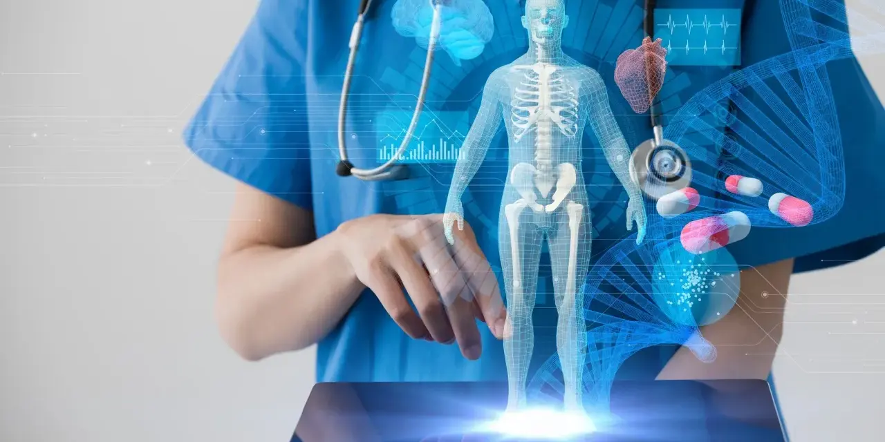Lekarz analizuje hologram ciała, serca i mózgu. Zastanawia się, ile trwa scyntygrafia kości, by postawić diagnozę.