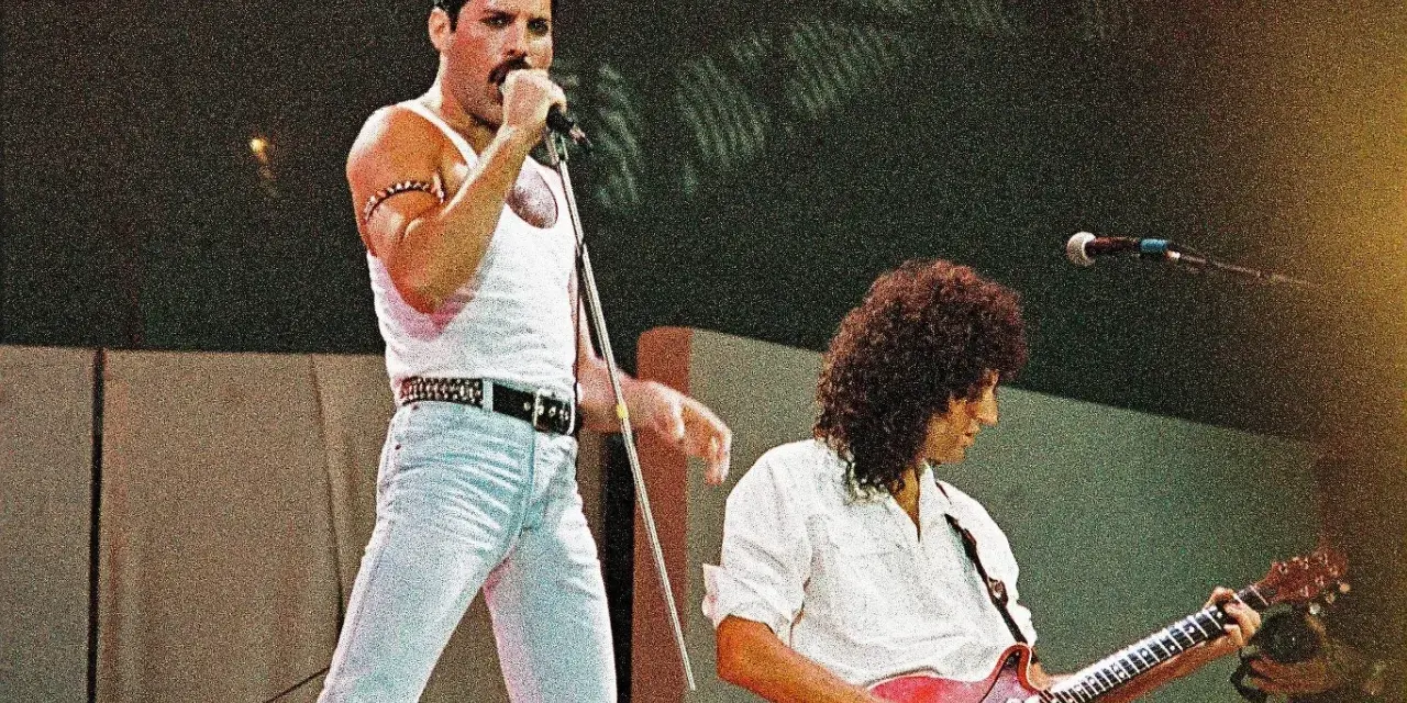 Freddie Mercury śpiewa, a Brian May gra na gitarze podczas legendarnego występu Queen na Live Aid 1985.