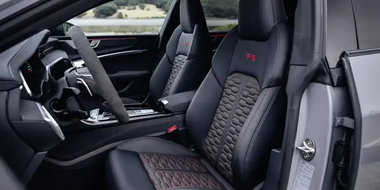 Wnętrze Audi RS7 z czerwonymi akcentami i sportowymi fotelami. Zastanawiasz się nad audi rs7 cena?