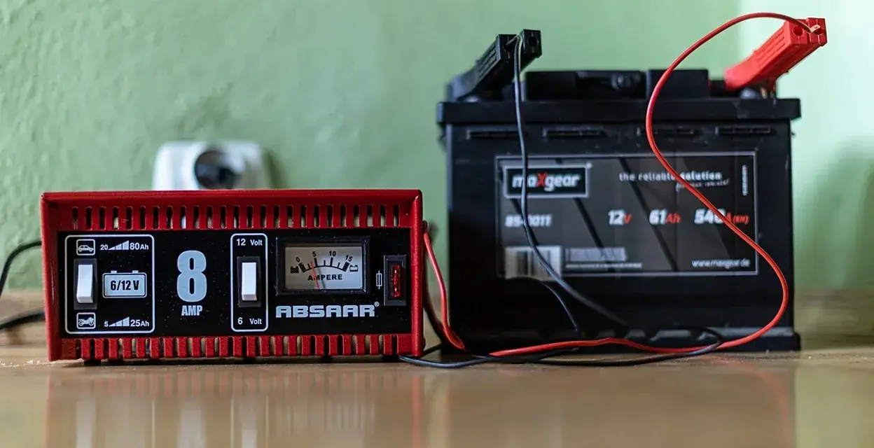 Ile kosztuje dobry prostownik? Uniknij błędów, wybierz mądrze!