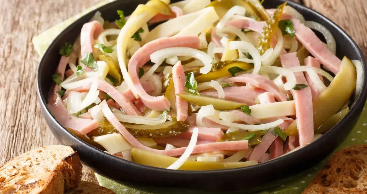 Sałatka z mortadeli z ogórkiem kiszonym, cebulą i serem. Pyszna i sycąca, idealna na szybki lunch.