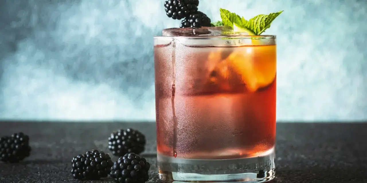Erfrischender Whisky-Cocktail mit Brombeeren und Minze. Ein tolles Rezept für einen Sommerabend.