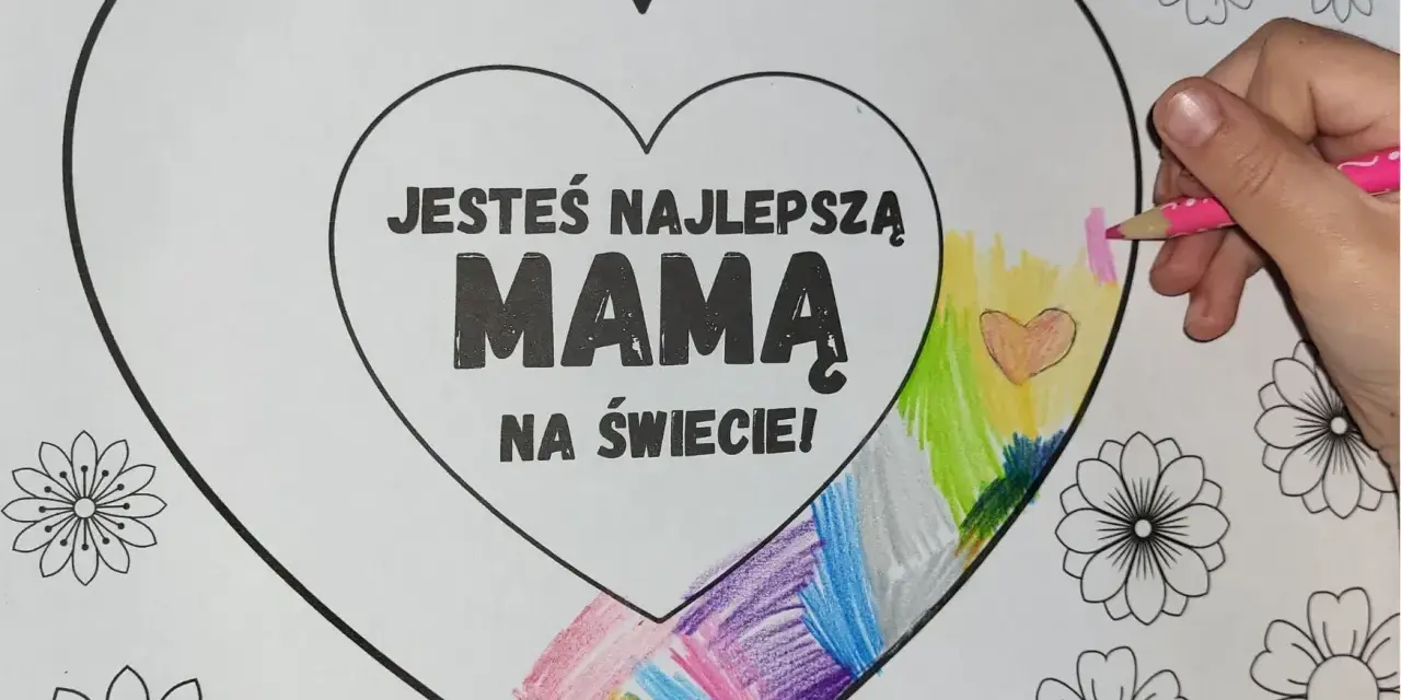 Rysunek dla mamy z napisem "Jesteś najlepszą mamą na świecie!". Dziecko koloruje serce, tworząc tęczowy wzór.