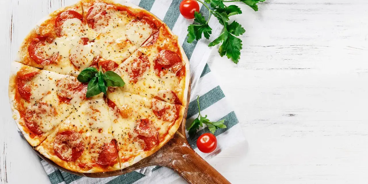 Pyszna pizza bezglutenowa, idealna na szybki obiad. Ten przepis na pizzę bezglutenową zachwyci każdego!