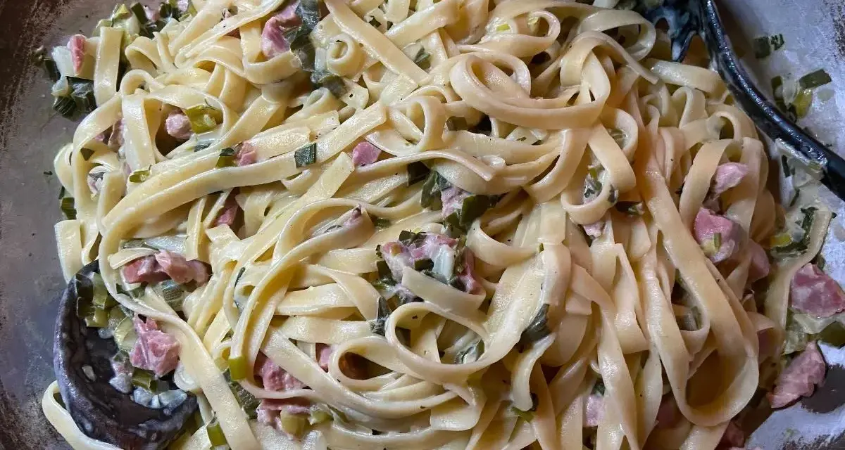 Pappardelle i tagliatelle w kremowym sosie z boczkiem i porem. Pyszne danie, które zachwyci każdego.