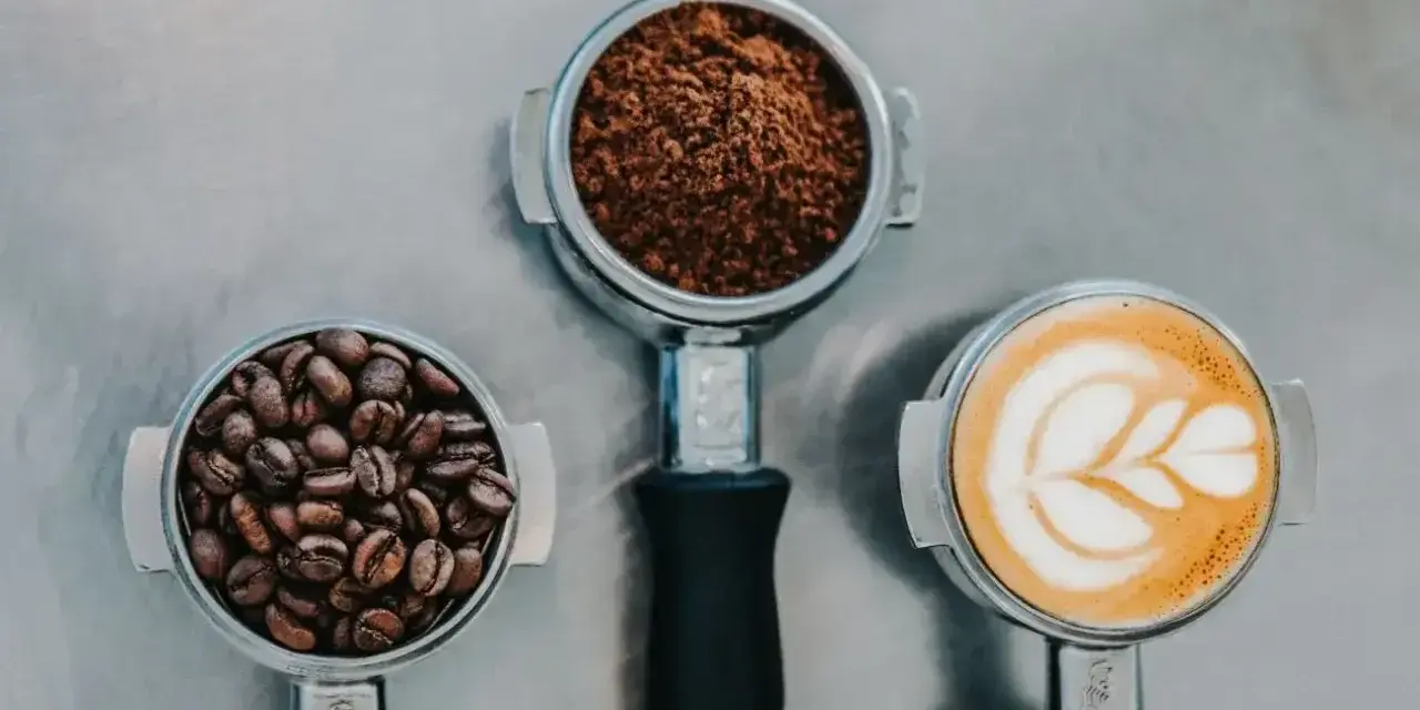 Ziarna kawy, mielona kawa i latte art. Dylemat: kawa z cukrem czy bez?