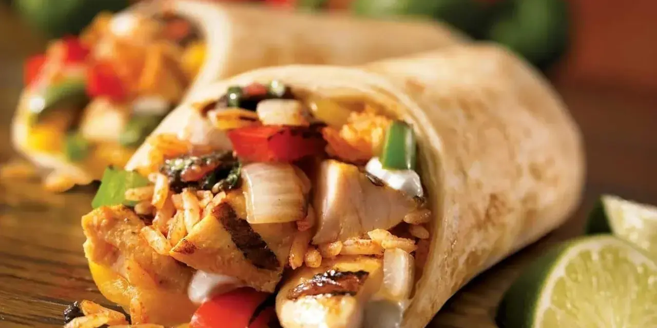 Pyszna tortilla z kurczakiem na ciepło, ryżem, warzywami i serem. Idealna na szybki posiłek.