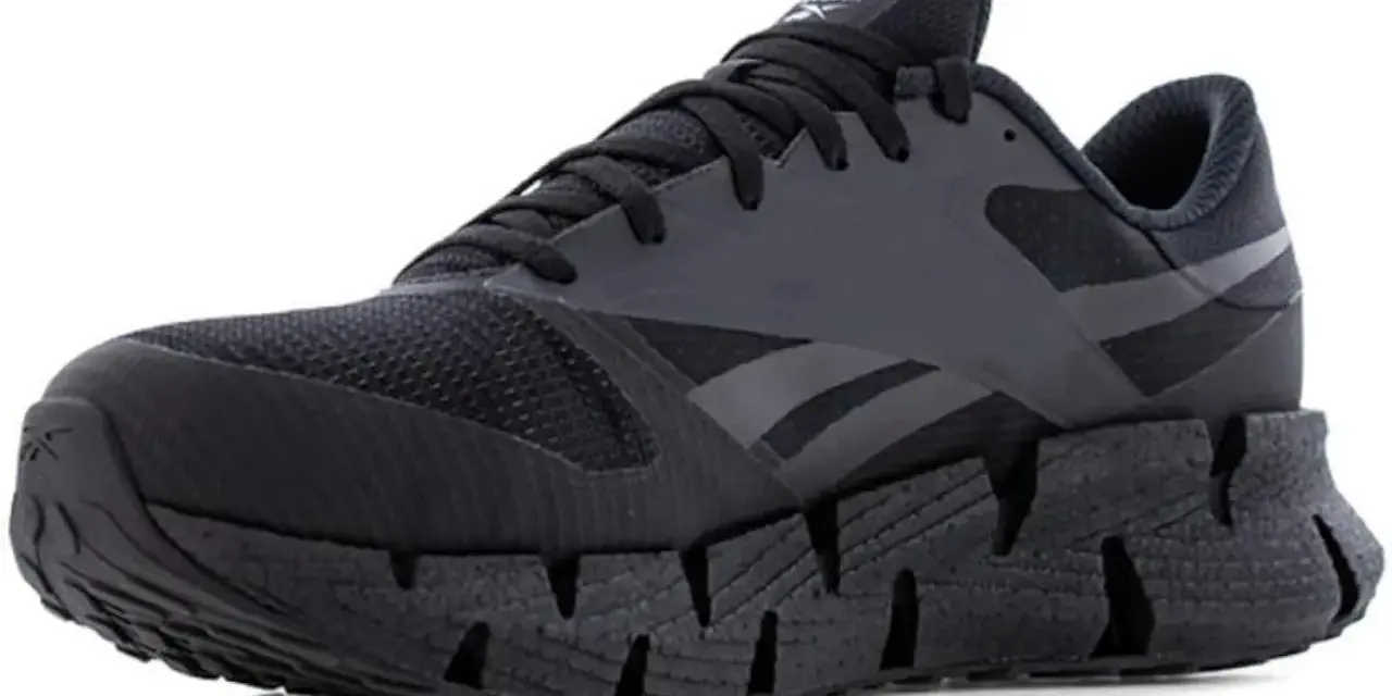 Zapatilla deportiva negra Reebok con suela dentada. La talla Reebok es perfecta para correr.