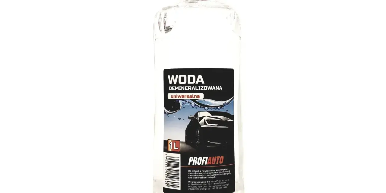 Butelka z wodą demineralizowaną, idealna do żelazek, kosmetyków samochodowych i innych zastosowań, gdzie woda destylowana a demineralizowana ma znaczenie.
