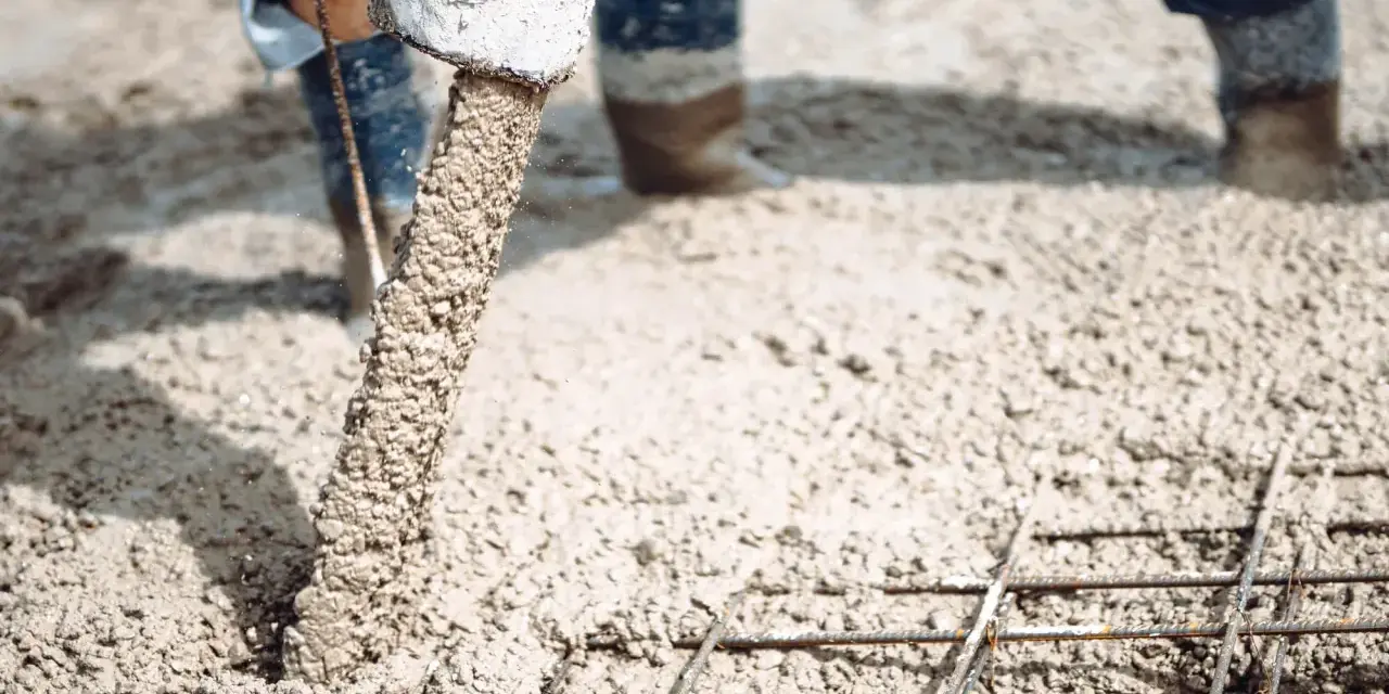 Beton wylewany na zbrojenie. Zastanawiasz się, wylewka betonowa ile na m2? To kluczowe pytanie przy planowaniu budowy.