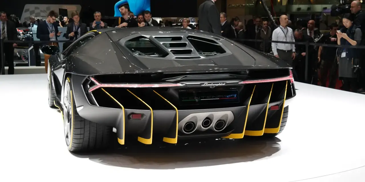 Tył czarnego Lamborghini Centenario z żółtymi akcentami. Zastanawiasz się, ile kosztuje Lamborghini?