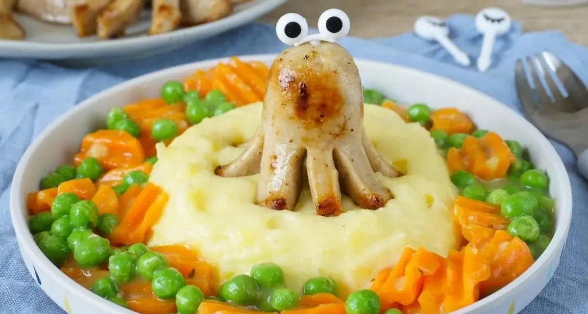 Kreatives Essen für Kinder: Wurst-Oktopus auf Kartoffelbrei mit Erbsen und Karotten. So macht das Backen Spaß!