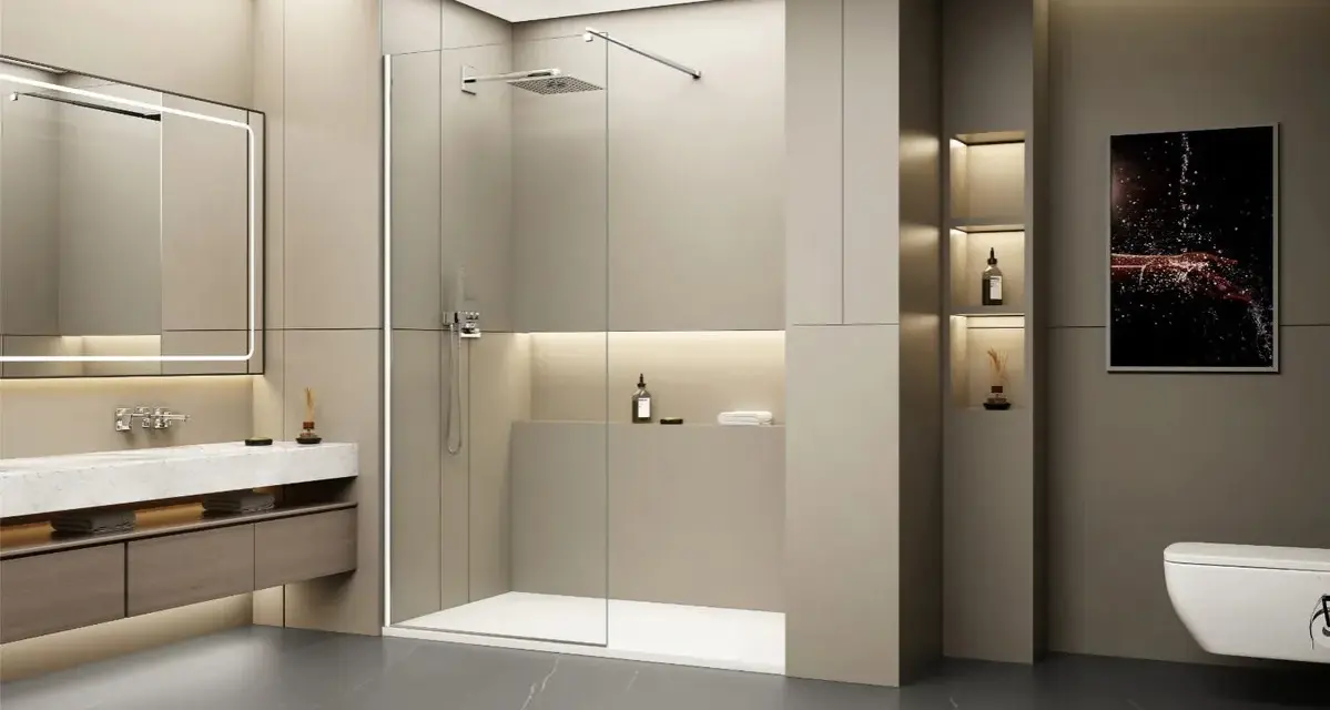 Une douche à l'italienne moderne, spacieuse et épurée, avec une paroi en verre, un pommeau de douche carré et un receveur blanc.
