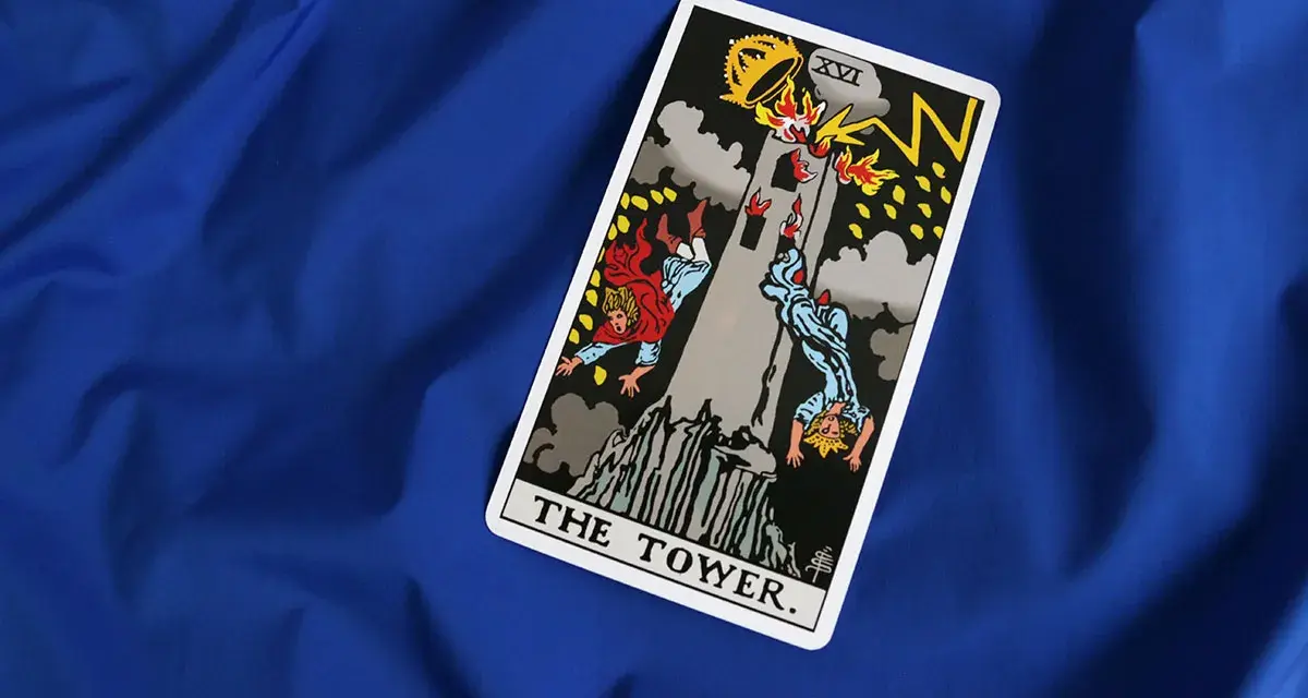 Karta **wieża tarot** przedstawia płonącą wieżę, z której spadają ludzie. Symbolizuje nagłe zmiany i destrukcję.