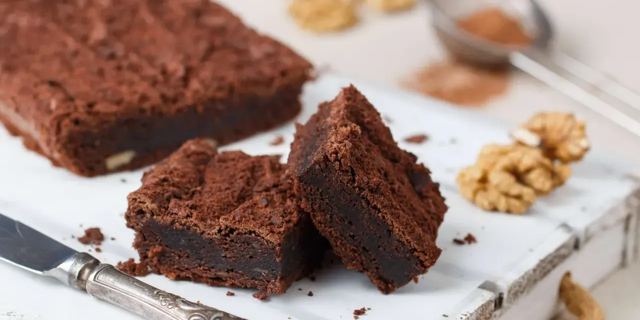 Saftige Brownies, perfekt für ein einfaches brownie rezept. Mit Nüssen und einem Hauch Kakao.