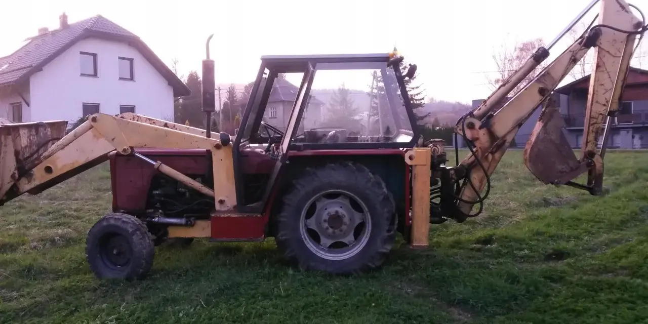 Koparka Ostrówek, czy warto kupić? Ten traktor z ładowarką i koparką czeka na nowe zadania.
