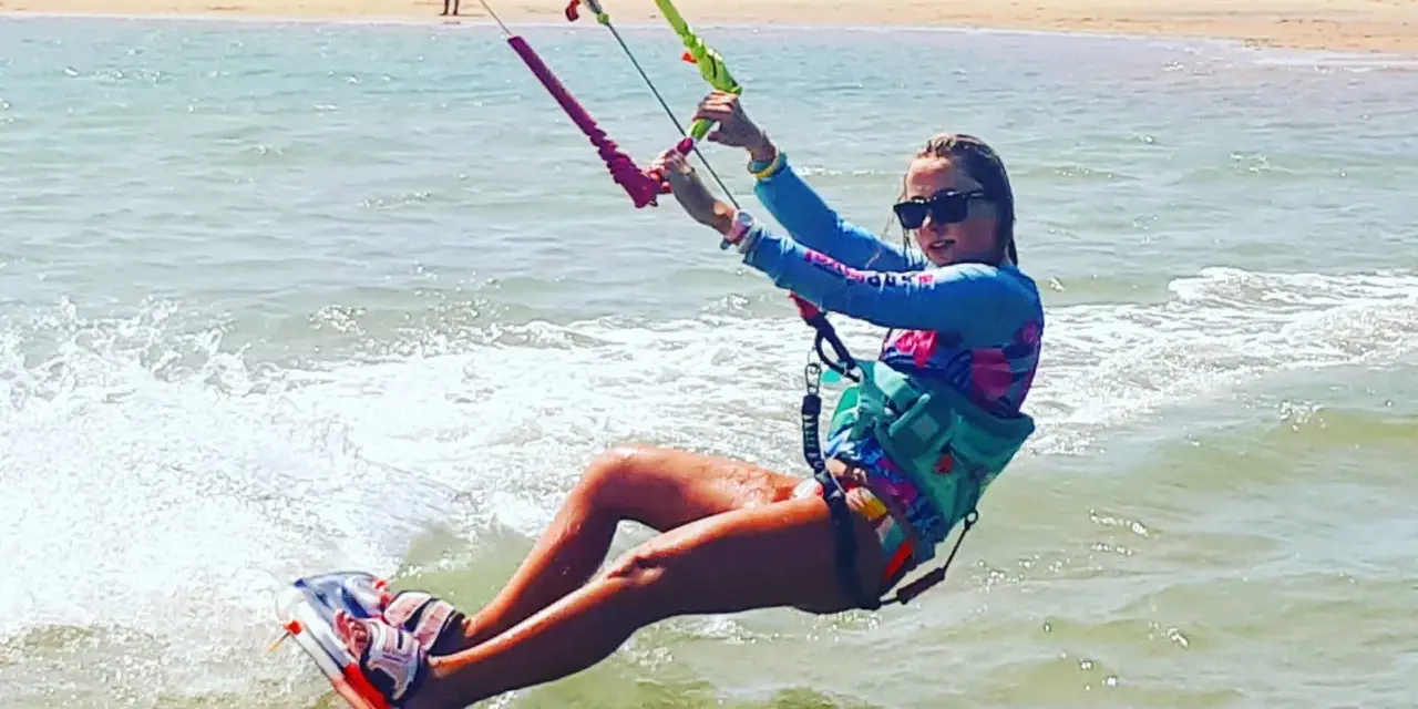 Kitesurfing od zera: Jak zacząć, ile kosztuje i gdzie uczyć?