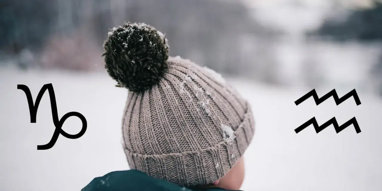 Znak Koziorożca i Wodnika, symbolizujące osoby urodzone w styczniu. Dziecko w zimowej czapce na tle śnieżnego krajobrazu.