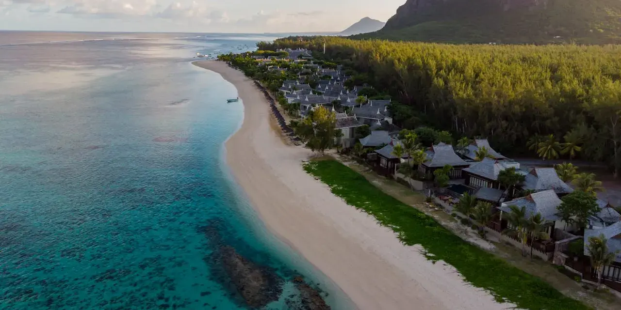 Rajska plaża z turkusową wodą, luksusowe wille i góra Le Morne. Marzysz o podróży? Sprawdź, ile się leci na Mauritius!