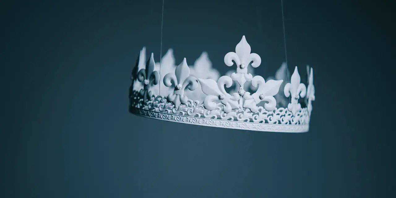 Biała korona z liliami, zawieszona na nitce. Czy to symbol władzy, czy może ukryte elżbieta rakuszanka ciekawostki?