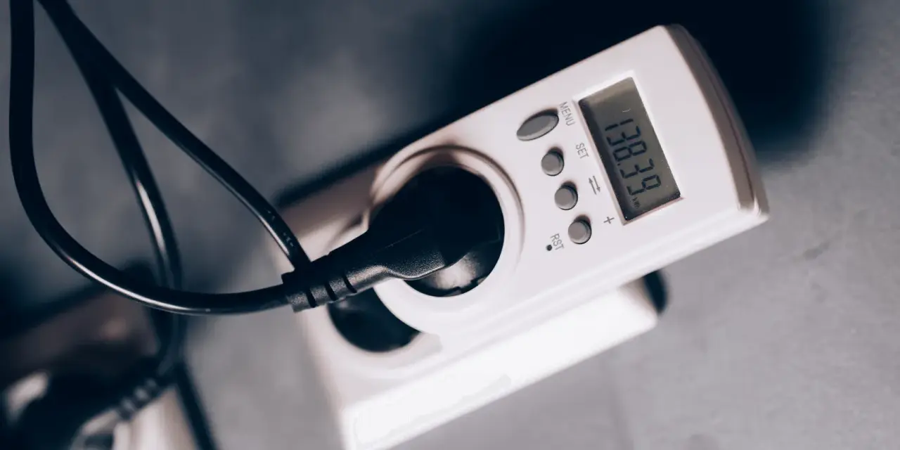 Gniazdko z miernikiem zużycia energii elektrycznej, pokazującym 138.39 kWh. To urządzenie pomoże kontrolować opłatę mocową.
