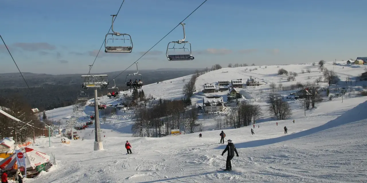 Cennik skipassów Zakopane: Jak zaplanować budżet na narty i oszczędzić?