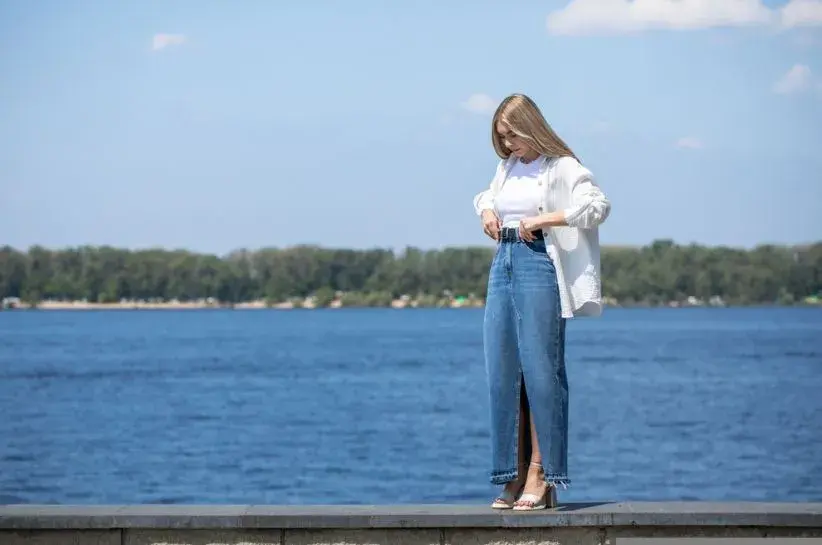 Jak nosić długą białą koszulę - 5 stylowych sposobów na modę