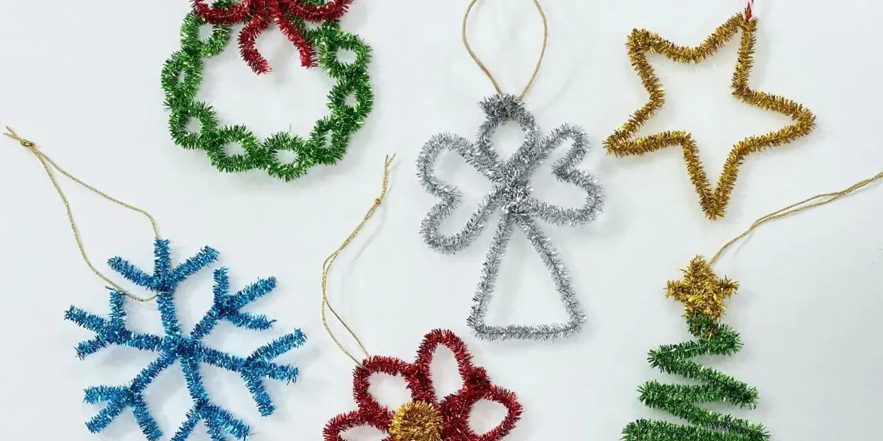 Julpynt av piprensare: en krans, snöflinga, ängel, stjärna, blomma och julgran. Perfekt att rita jul med!