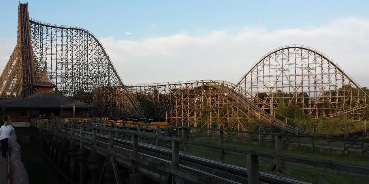 Drewniane kolejki górskie w Heide Park to niesamowite atrakcje. Widok zapiera dech w piersiach!