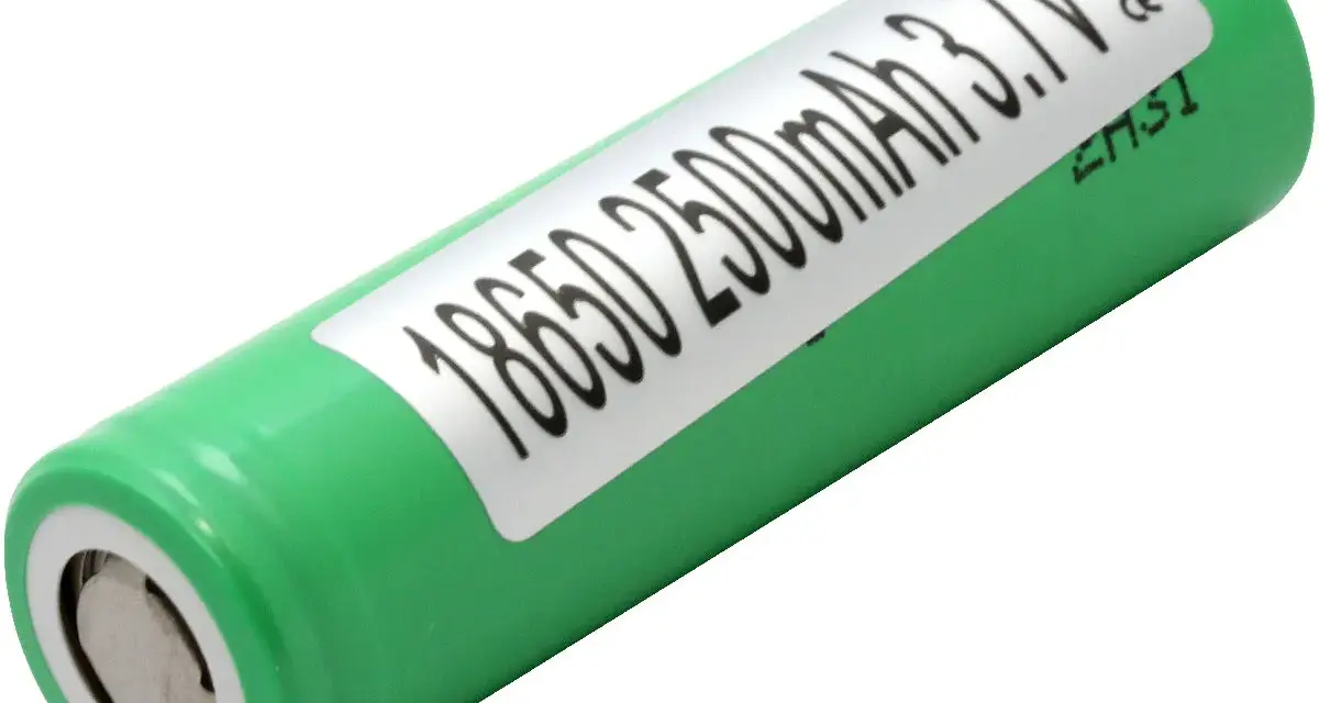 Batería vaper 18650 verde, 3.7V, 2500mAh. Ideal para tu dispositivo.