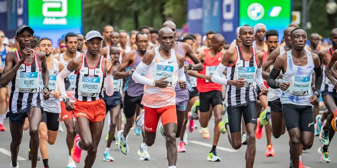Corredores compiten en uno de los maratones mas importantes del mundo. Eliud Kipchoge lidera el grupo.