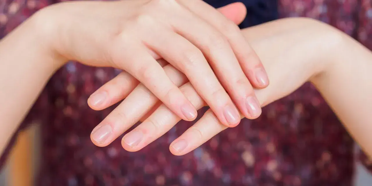 Dłonie z naturalnym, zdrowym blaskiem paznokci, efekt japońskiego manicure. Delikatne, zadbane paznokcie.