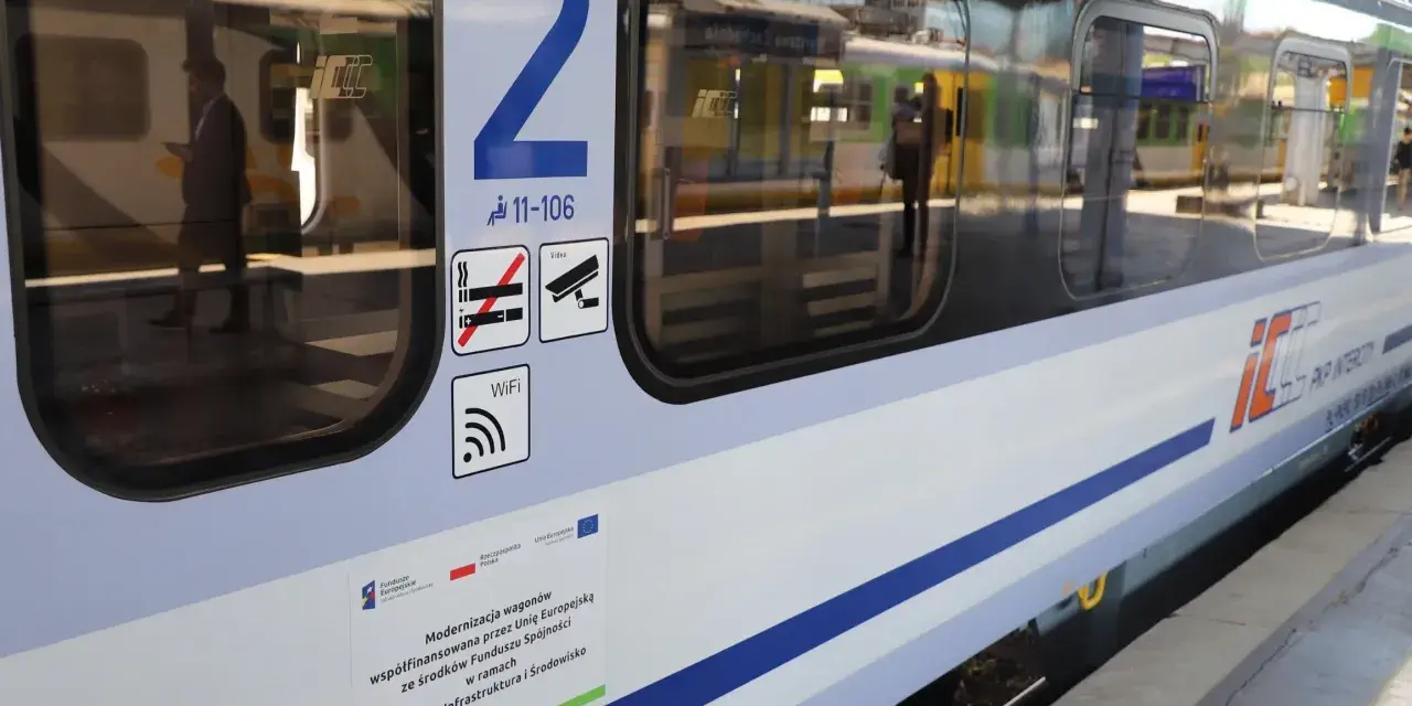 Boczna ściana wagonu PKP Intercity z numerem 2, symbolami i logo.