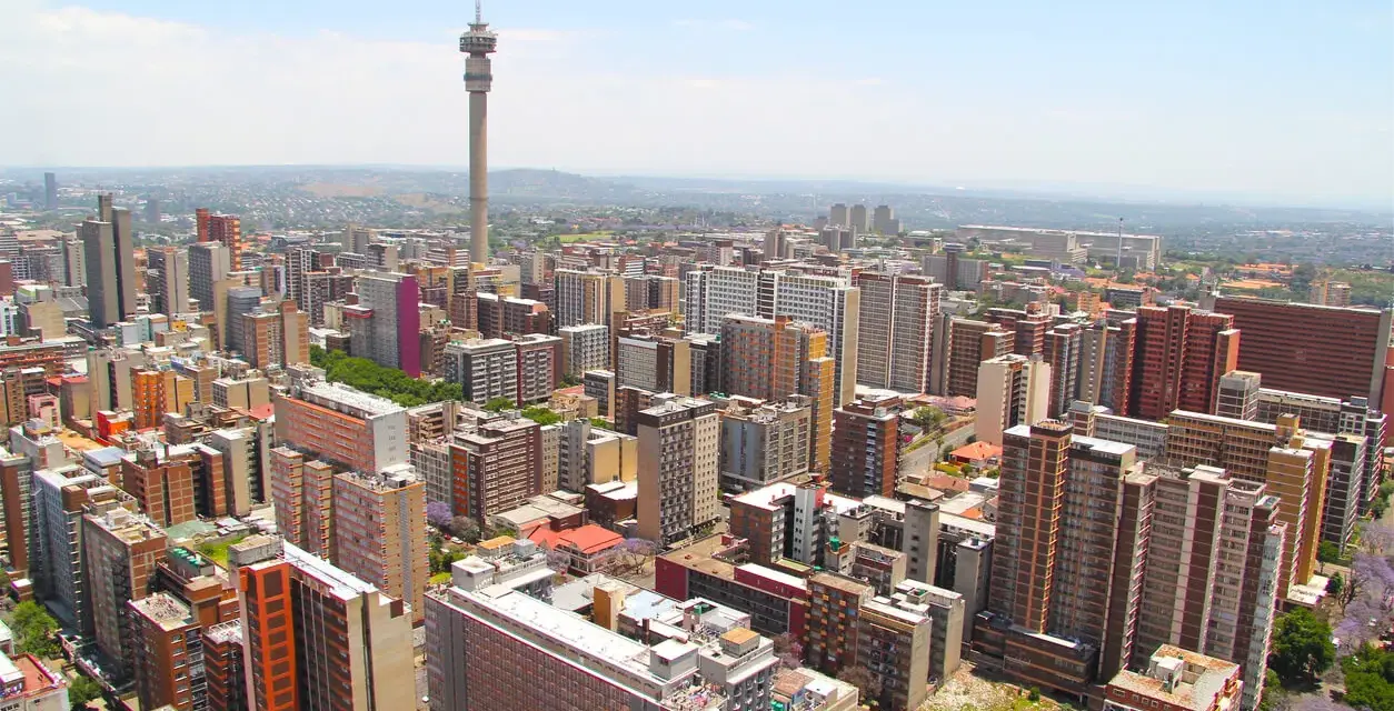 Widok na Johannesburg z wieżą Hillbrow Tower. Miasto tętni życiem, a pytanie "czy Johannesburg jest bezpieczny" pozostaje otwarte.