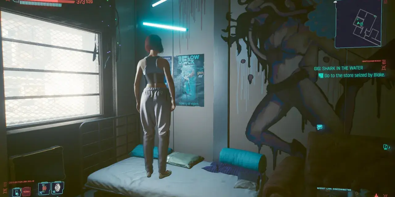 W pokoju w stylu trzecia część nocy cyberpunk, dziewczyna w sportowym stroju stoi na łóżku. Na ścianie wisi plakat i mural.