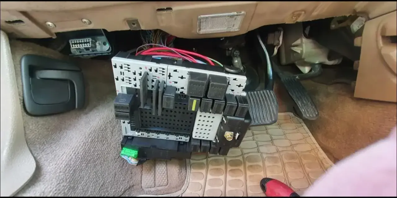 Gdzie jest sterownik zamka Volvo V70? Lokalizacja i naprawa CEM