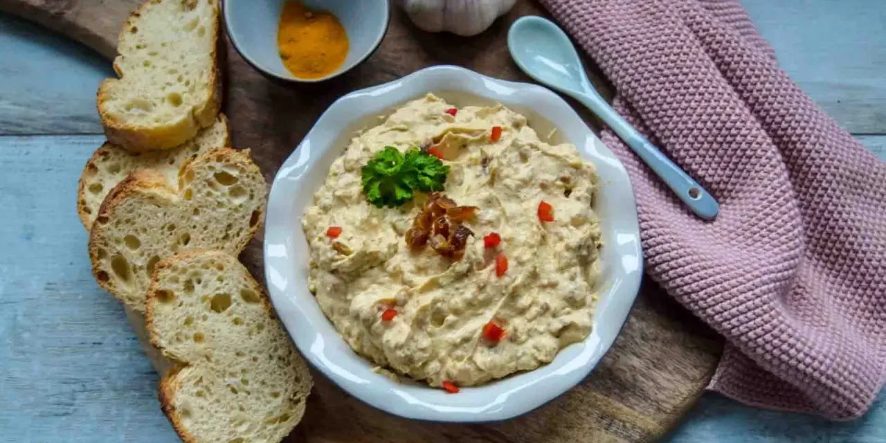 Cremiger Dattel Dip mit Brot, Knoblauch und Gewürzen. Ein leckerer Dip für jede Gelegenheit.