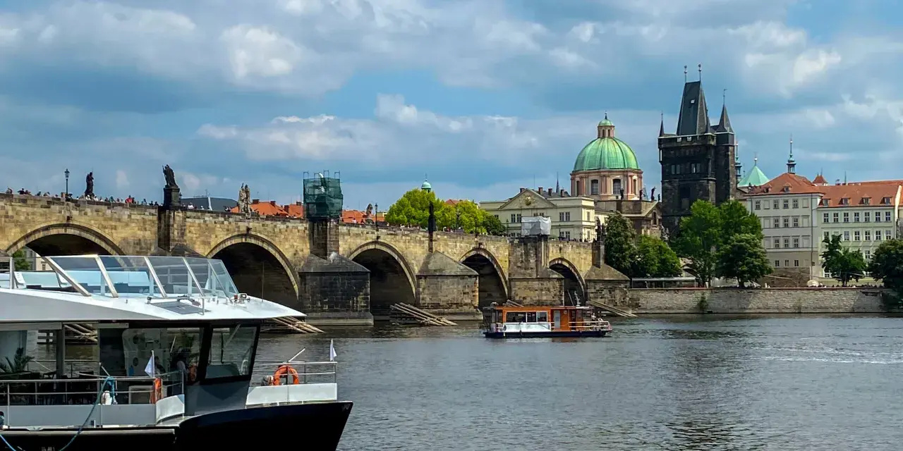 Rejs po Wełtawie w Pradze, w tle Most Karola i wieże.