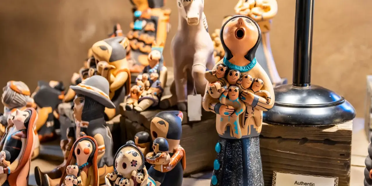 Ceramiczne figurki Indian z USA, idealne pamiątki do Polski. Matka z dziećmi, jednorożec i inne.
