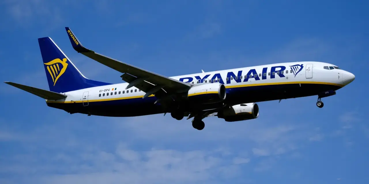 Ryanair, jedne z najlepszych linii lotniczych, w locie na tle błękitnego nieba.