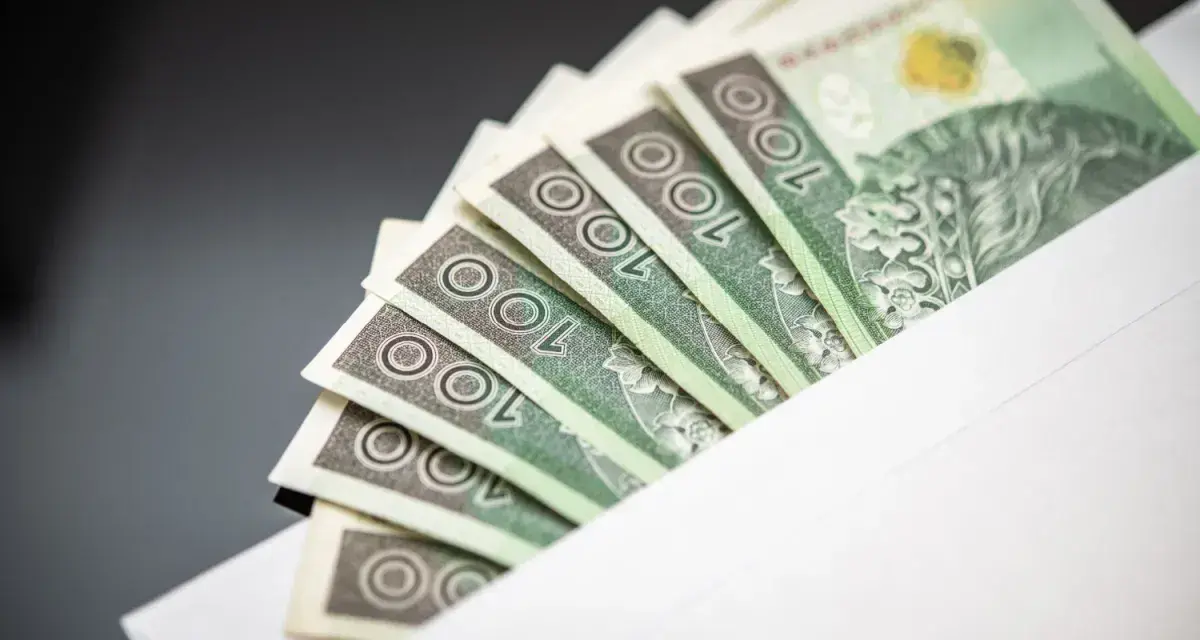 Koperta z banknotami 100 zł. Niespodziewana darowizna od obcej osoby, która wywołała uśmiech.